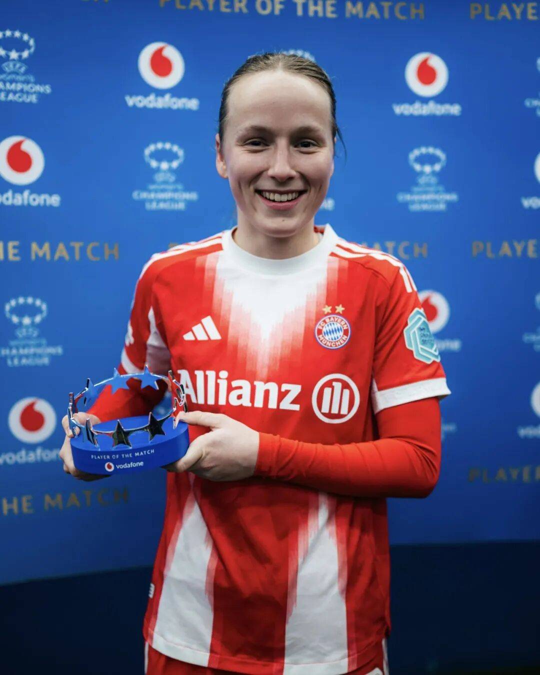 边路出球被 边路出球被